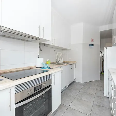 Houze Spacious Near Marques De Pombal Διαμέρισμα *